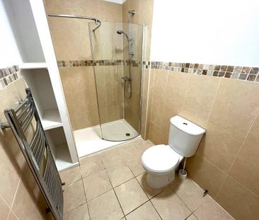 1 bedroom in a flat share to rent - Photo 5