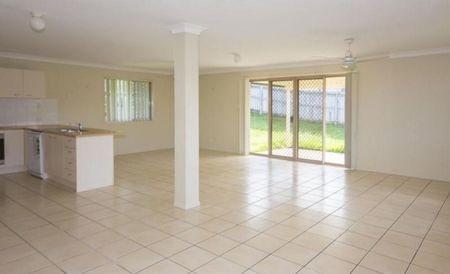 Spacious Home in the Heart of Upper Coomera - Photo 2