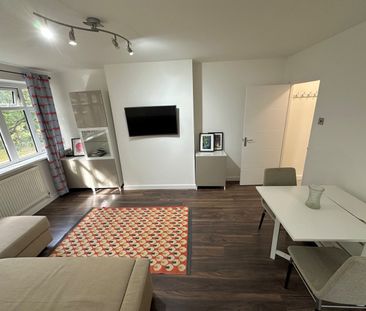 1 Bed Flat, Harling Court, SW11 - Photo 1