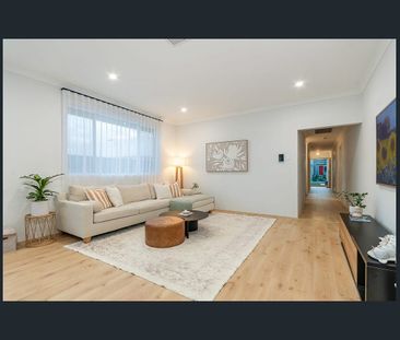 Picture-Perfect Coastal Home – Stylish and Low Maintenance! - Photo 5