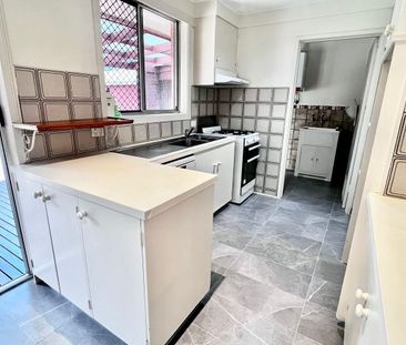 Partly renovated 3 bedroom home! - Photo 2