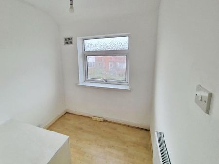 3 bedroom end of terrace house to rent - Photo 4