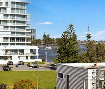 MODERN TWO-STOREY LIVING IN A GREAT MANDURAH LOCATION - Photo 1