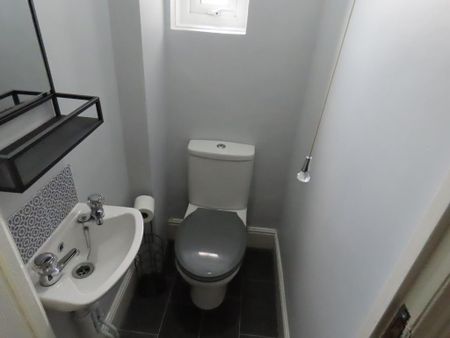 3 bedroom semi-detached house to rent - Photo 2