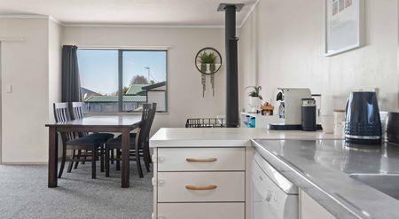 Welcome to this spacious and versatile 4-bedroom rental home. - Photo 2
