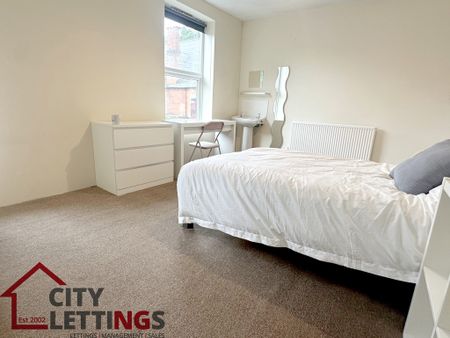 4 Bedroom Mid Terraced House - Photo 2