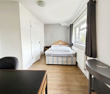 Kings Lane, Englefield Green, Egham, Surrey, TW20 0UA - Photo 2