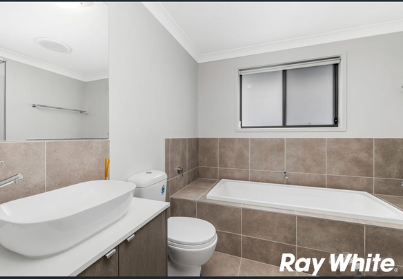 4 Bedrooms Double Storey House - Photo 1