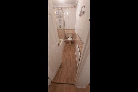 2 Bed Terraced House, Armstrong Close, E6 - Photo 3