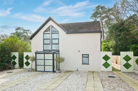 A spacious and modern detached property with a large gated driveway and private garden. - Photo 3