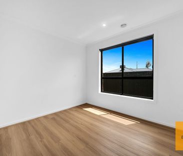 Lifestyle, Luxury & Location – Walk to Schools and Opalia Plaza - Photo 4