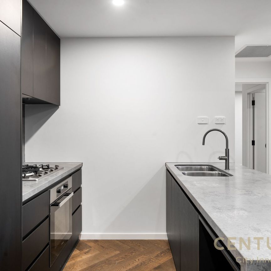 Stunning, High Quality, Executve, 1 Br, 2 Bthrm with Balcony. Wow! - Photo 1
