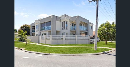 Bright, Modern Living in a Prime Yokine Location - Photo 3