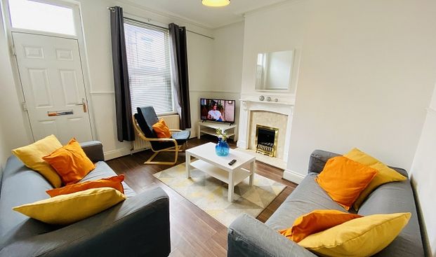Individual Room in a fantastic 5 double bedroom student house - Photo 1