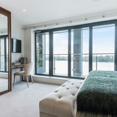 Three Bedroom Flat to rent in London - Photo 1