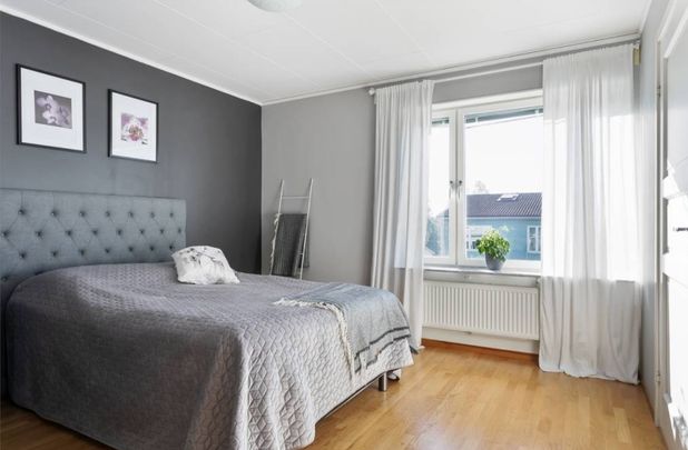 Fin villa med två parkeringar på uppfarten i vackert område - Photo 1