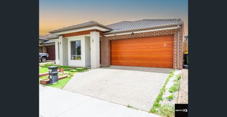 Luxurious Family Living in Truganina - Photo 2