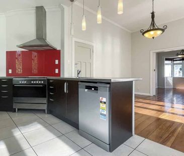 Welcome home to 233 Adelaide Road in Newtown. - Photo 2