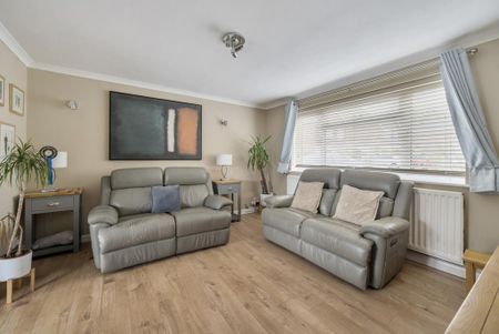 4 bedroom detached house to rent - Photo 3