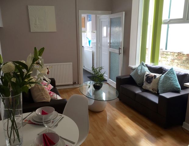 Queens Hill Room 1 - Photo 1