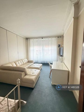 3 bedroom flat to rent - Photo 4