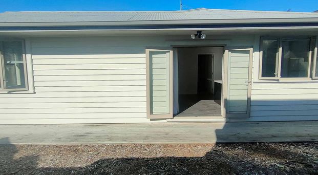 Relaxing modern home in West End - Photo 1
