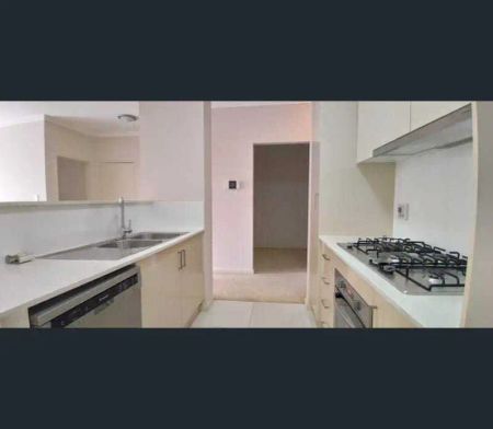 “Modern 2-Bedroom Apartment with Double Parking in Central Baulkham Hills” - Photo 5