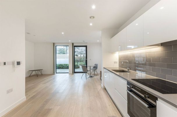 Rendal Way, London, E16 ground floor flat to rent - Photo 1