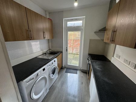 1 bedroom in a house share to rent - Photo 3