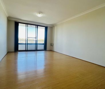 SPACIOUS UNIT IN IDEAL LOCATION! - Photo 3