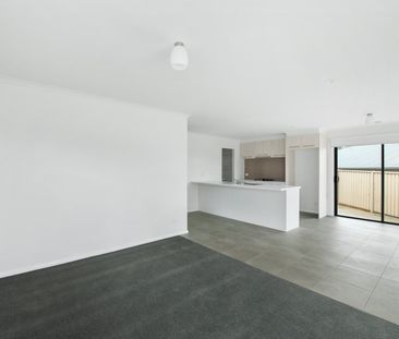 THREE BEDROOM TOWNHOUSE IN QUIET MOUNT HELEN LOCATION - Photo 2