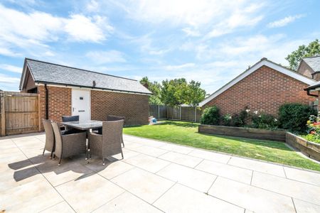 Waring Crescent - Photo 2