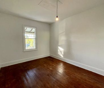 Centrally Located One Bedroom Flat! - Photo 2