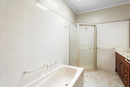 Cheltenham - Photo 3