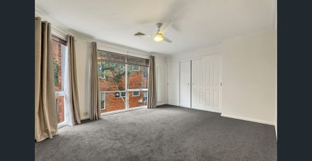 3 BEDROOM, CENTRAL HEATING, AIR CONDITIONING & COURTYARD! - Photo 2