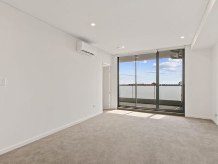 Luxurious One Bedroom Apartment in Prime Location with District Views - Photo 2
