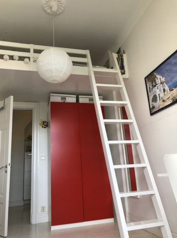 Beautiful apartment located in the heart of Vasastan. Well-planned, bright and high ceiling. Spacious living room with original parkett from end of 1800. Extremely silent Balcony with a view. Close to parks, green areas, grocery stores and metro. - Photo 4