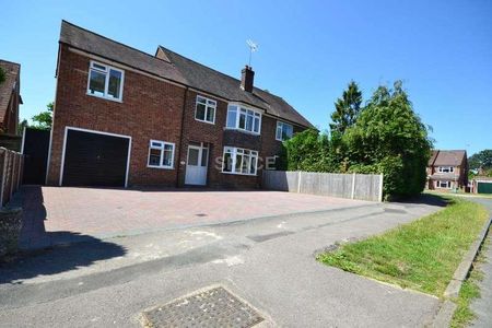 Courts Road, Reading, RG6 - Photo 2