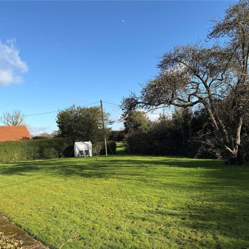 Charming one bedroom property within a barn conversion. - Photo 1