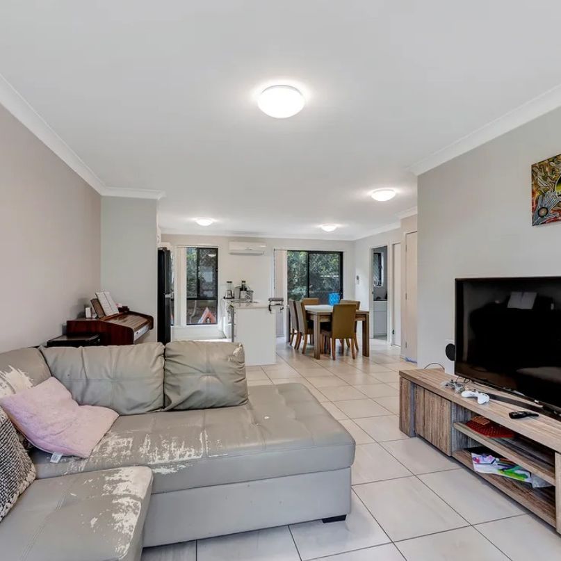Modern 3-Bedroom Townhouse in a Convenient Dinmore Location - Photo 1