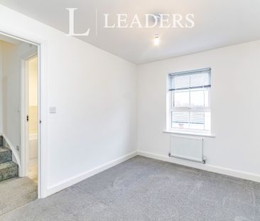 4 bedroom link detached to rent Bedivere Road, Ifield - Photo 6
