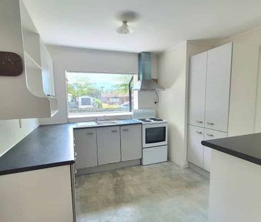 Elegant Brick & Tile Home with Ensuite & Entertain - Photo 4