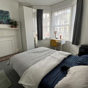 5 Bed Semi-Detached House, Woodcote Road, SO17 - Photo 2