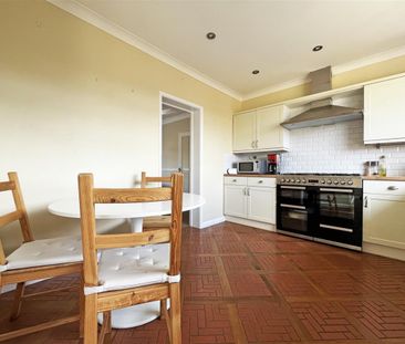 4 bedroom Detached house to rent - Photo 3