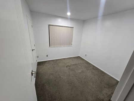 Charming 2 BedRoom Flat with Garden! - Photo 4