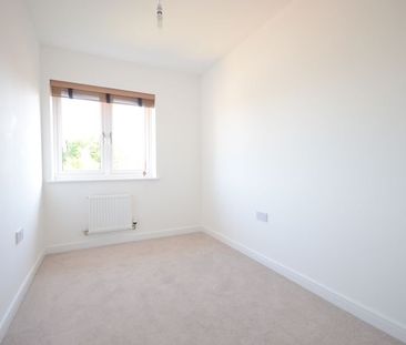 Whitethorn, Shinfield, Reading, RG2 - Photo 4