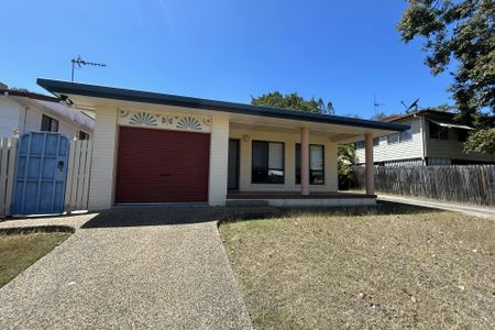 Spacious 2 Bedroom unit with a low maintenance yard! - Photo 4