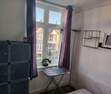 4 Bed Terraced House, Thornhill Gardens, IG11 - Photo 4