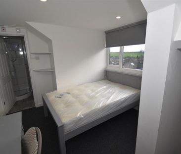 4 bedroom flat to rent - Photo 4