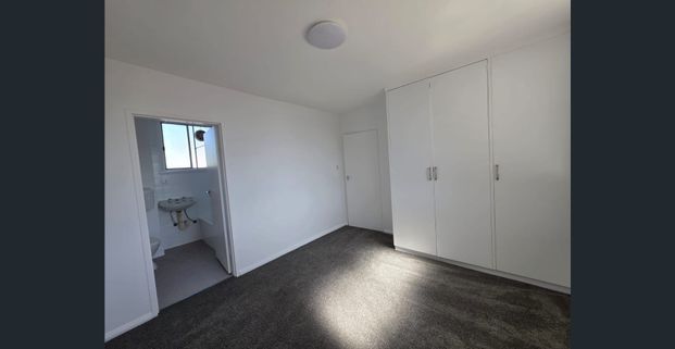 Beautiful Renovated Apartment - Freeway, Shops, City, Transport, Schools, Much More! - Photo 1